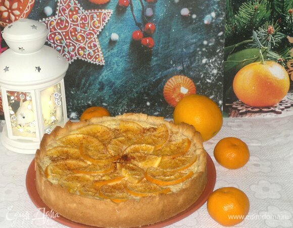 Остывший пирог аккуратно вытащить из формы и выложить на блюдо. Подать пирог к новогоднему столу.