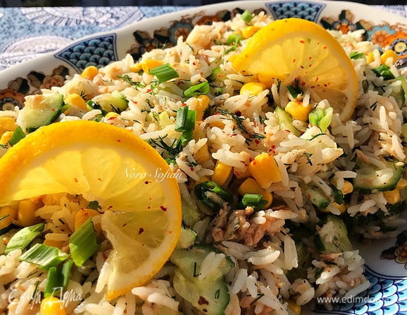 Переложить салат на блюдо и подавать, по желанию можно украсить лимоном и посыпать чили.