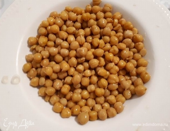 Очистите нут от шкурок.