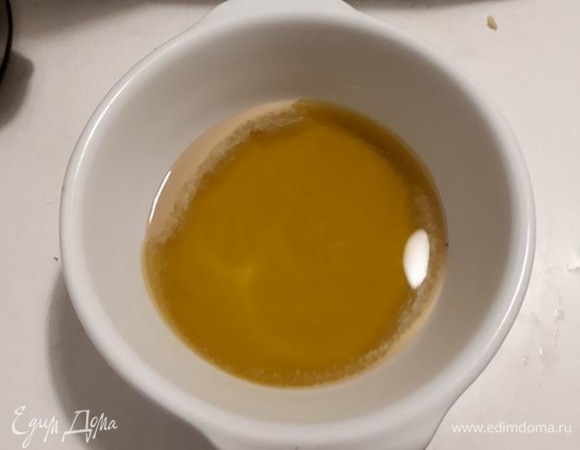 Смешайте тахини, оливковое масло и лимонный сок.