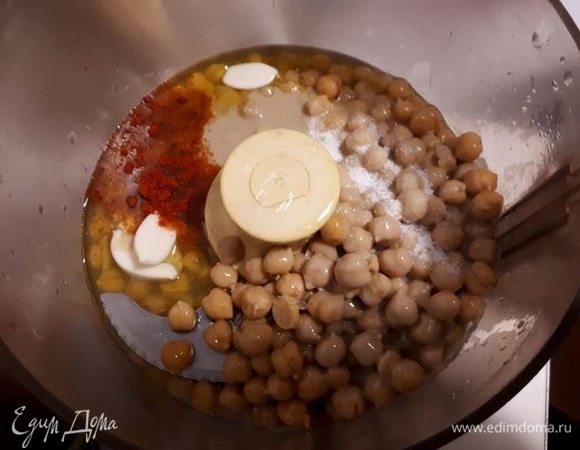 Поместите все ингредиенты в кухонный комбайн, влейте смесь тахини и масла, добавьте чеснок, соль и паприку. Перемешайте до однородного состояния. Попробуйте на вкус, добавьте специй или соли по вкусу. Если паста кажется густоватой, то добавьте лимонного сока или чуть-чуть воды.