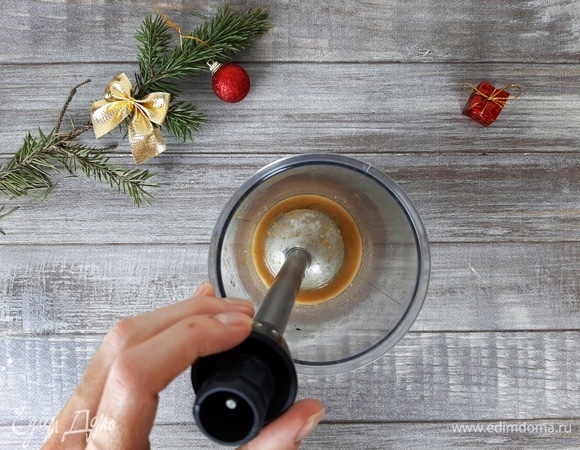 Для заправки в чашу блендера кладем все ингредиенты и измельчаем до получения однородной массы.