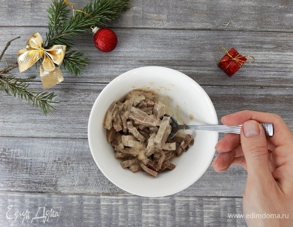 В нарезанный язык добавляем часть соуса и размешиваем.