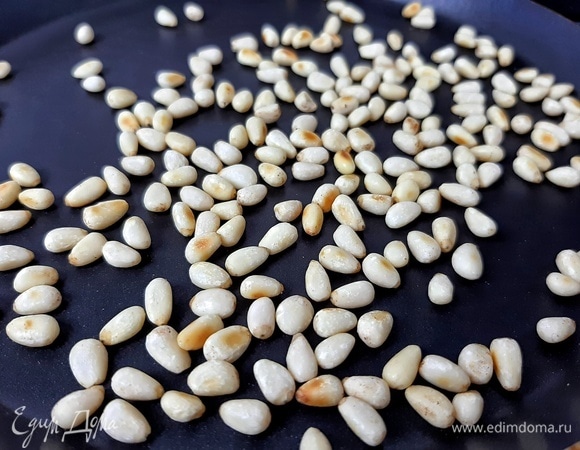 Орехи подсушить на сухой сковороде до румяности.