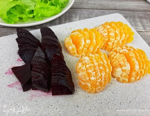 Свеклу нарезать произвольно. Мандарины очистить и нарезать кружочками поперек, разобрать на сегменты.