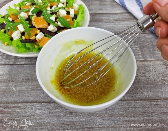 Для приготовления заправки тщательно взбить венчиком оливковое масло, жидкий мед и горчицу.