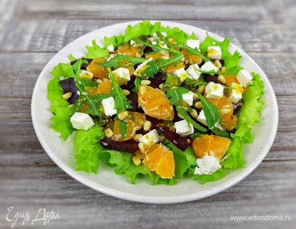 Поливаем салат заправкой. Приятного аппетита!