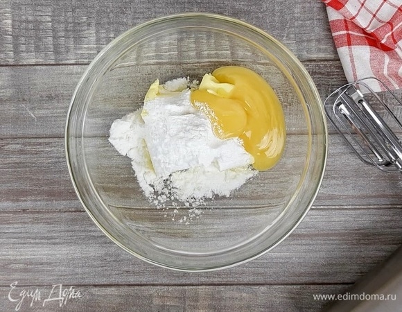 Взбиваем миксером до пышности сливочное масло комнатной температуры с сахарной пудрой и медом.