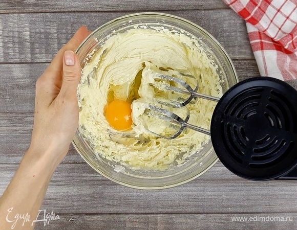 Добавляем яйцо категории С1 и снова взбиваем миксером.