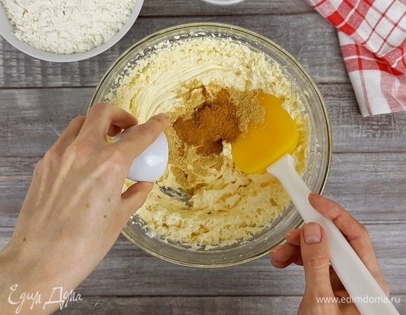 Добавляем специи, муку и разрыхлитель. Тщательно вымешиваем тесто. На данном этапе также можно добавить молотую гвоздику и кардамон по вкусу.