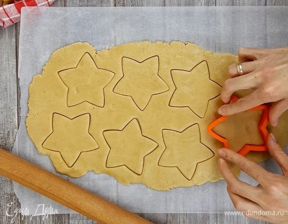 Раскатываем на пергаменте или термоковрике тесто толщиной примерно 2–3 мм. Вырезаем формочками фигурки на таком расстоянии друг от друга, чтобы при выпечке им хватило места на подъем и они не слиплись между собой.