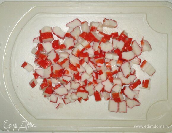 Яйца сварить вкрутую, остудить в холодной воде. Крабовые палочки мелко нарезать.