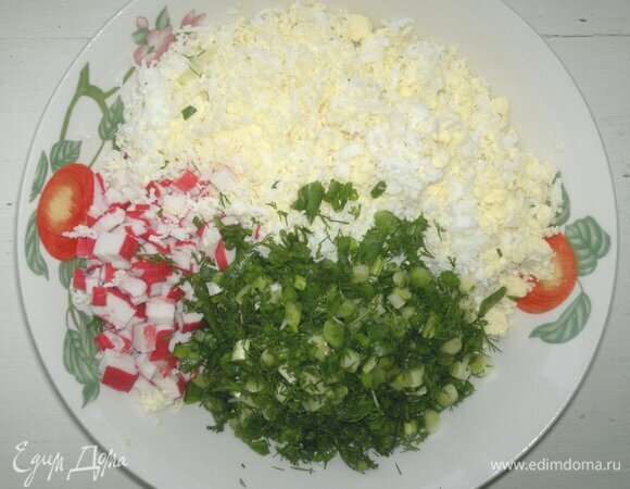 Соединить в миске яйца, половину сыра, крабовые палочки, зелень, немного посолить, поперчить. Сметану соединить с лимонным соком, перемешать.