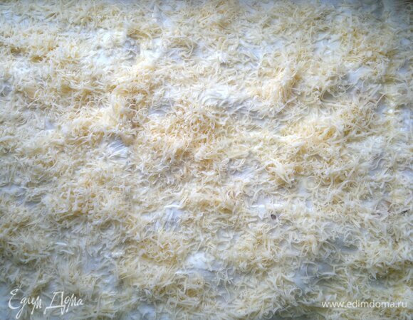 Посыпать половиной натертого сыра. Накрыть второй половиной лаваша, смазать частью сметаны (немного сметаны оставить).