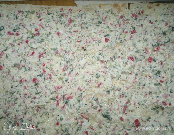 Смазать вторую половину лаваша начинкой.