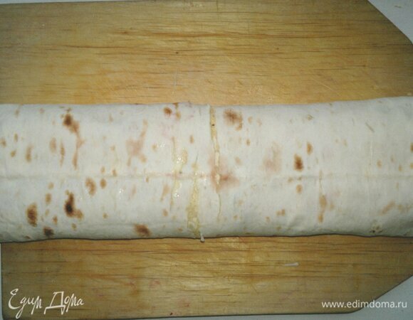 Свернуть лаваш с начинкой в тугой рулет. Поставить в холодильник на 1 час.