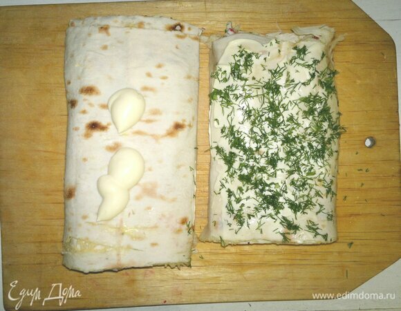 Достать рулет из холодильника. Смазать оставшейся сметаной, посыпать нарезанным укропом.
