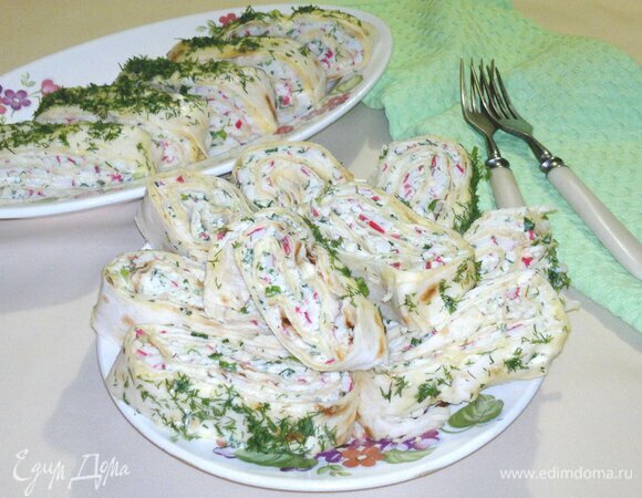 Нарезать рулет на кусочки ножом с зубчатыми краями. Выложить кусочки рулета на блюдо.