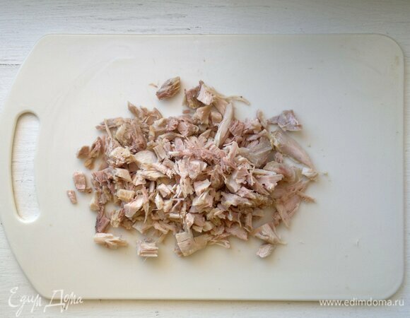 Вареное куриное мясо нарезать мелкими кусочками.