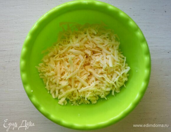 Сыр натереть на средней терке.