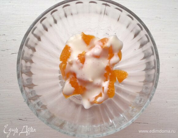 Половину нарезанных мандаринов выложить в вазочку. Смазать частью домашнего майонеза.