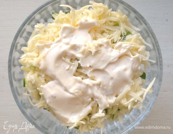 Выложить половину натертого сыра, смазать частью майонеза. Таким же образом наполнить и вторую вазочку.