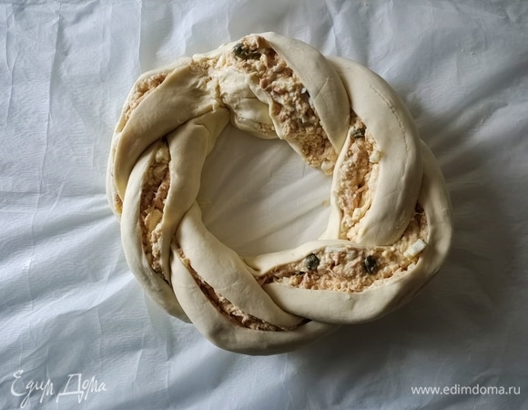 Переплести рулеты между собой. Сформировать венок и соединить концы.