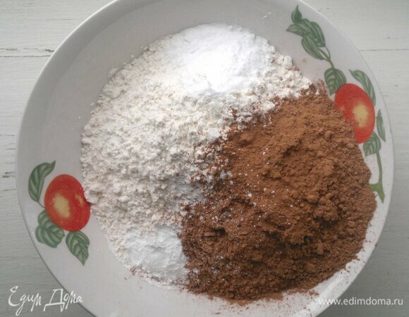 В другой миске соединить просеянную муку, какао-порошок, соду и разрыхлитель, перемешать.