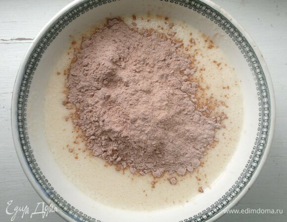 Постепенно порциями всыпать сухую массу во влажную и перемешивать.