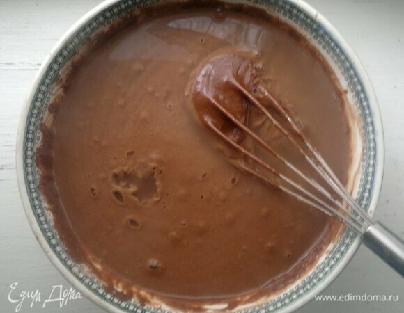 В тесто медленно влить кипяток и перемешать.