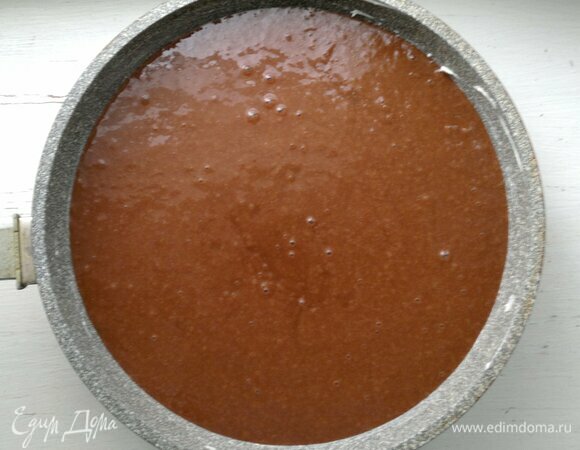 Форму для запекания (у меня диаметром 24 см) смазать растительным маслом. Вылить тесто в форму. Поставить в духовку, разогретую до 180°C, на 30–35 мин. Время выпечки зависит от возможностей вашей духовки. Готовность проверить деревянной палочкой. При прокалывании она должна выходить сухой из середины коржа.