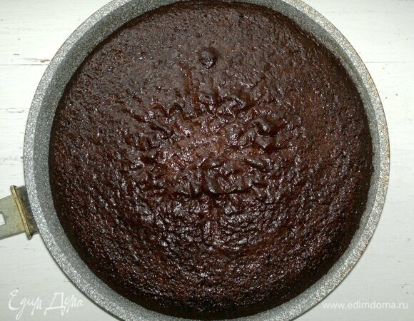 Выпеченный корж аккуратно достать из формы и остудить на решетке.