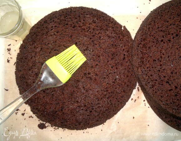 Корж разрезать на 3 пласта. Соединить небольшое количество холодной кипяченой воды и лимонного сока. Пропитать каждый пласт лимонной водой.