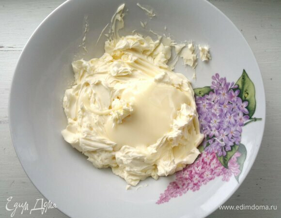 Для крема взбить размягченное сливочное масло. Порциями добавлять сгущенное молоко, продолжая взбивать.