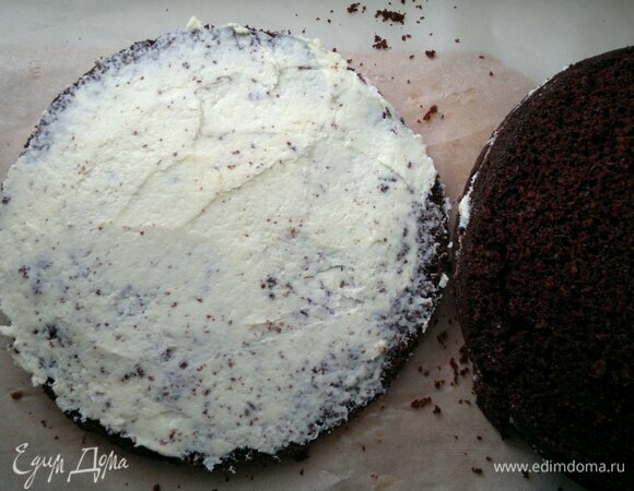 Смазать частью крема (примерно 1/4) нижний пласт. На него положить второй пласт.