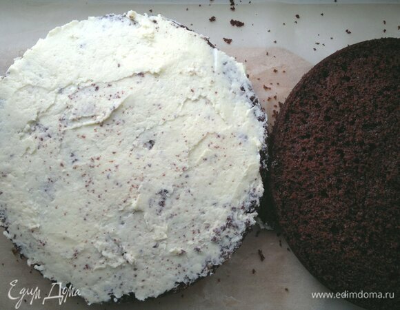 Смазать частью крема второй пласт.