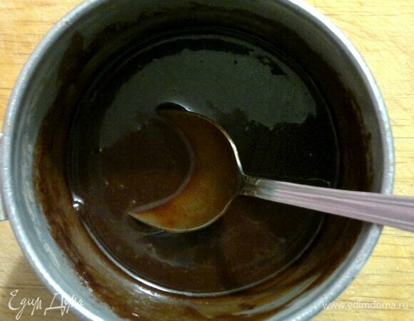 По истечении времени достать торт из холодильника. Приготовить глазурь. Для этого соединить какао с сахаром и молоком, перемешать, подогреть на огне до растворения. Затем положить сливочное масло, подождать, пока растопится. Довести глазурь до кипения и выключить огонь. Остудить до комнатной температуры.