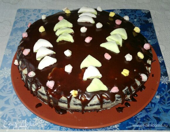 Смазать торт глазурью. Украсить по желанию. Я украшала елочками и шариками из маршмеллоу. Поставить торт в холодильник и держать до подачи.