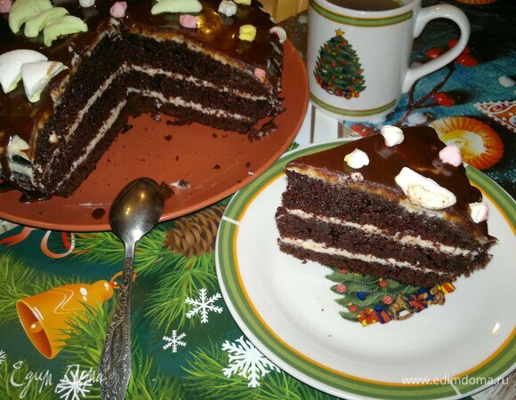Подать шоколадный торт на праздничный стол к чаю или кофе. Разрезать на порции. Приятного аппетита! С Новым годом!