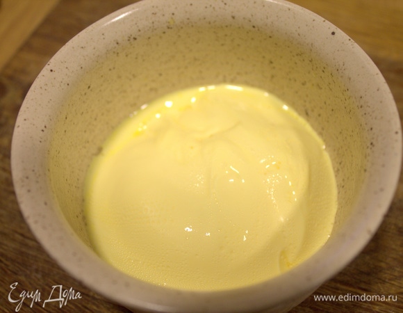 Растопить в СВЧ-печи масло или маргарин.