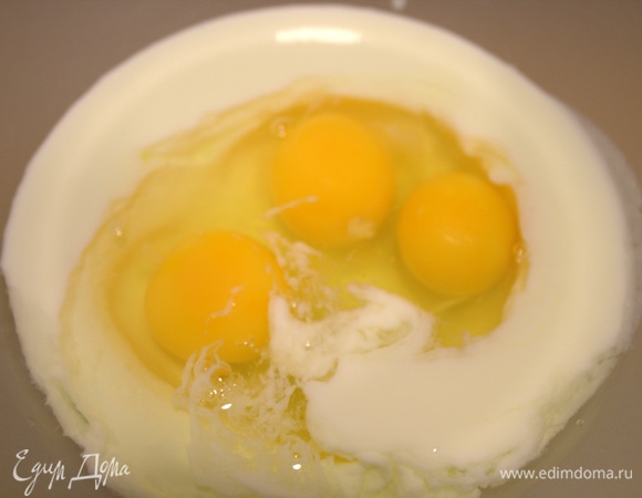 В теплый кефир вбить яйца.
