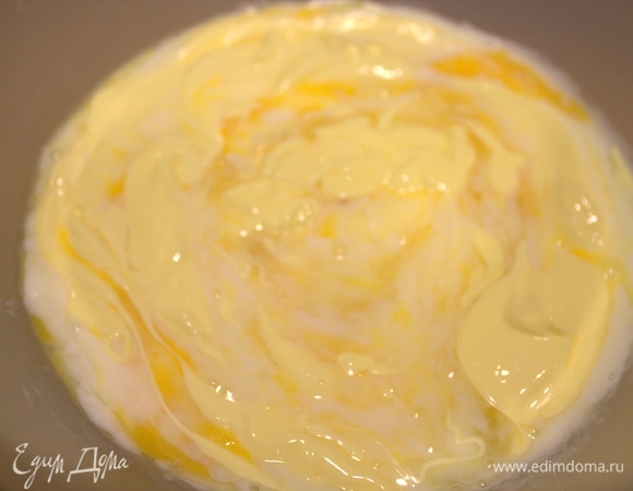 Влить масло.