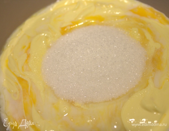 Всыпать сахар.