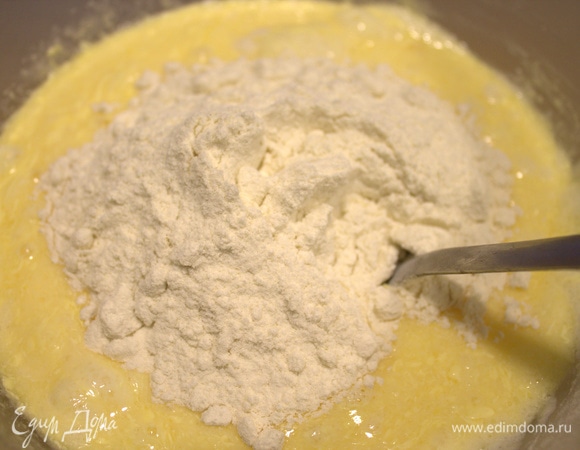 Всыпать муку с солью и разрыхлителем. Замесить тесто в комбайне или миксером.