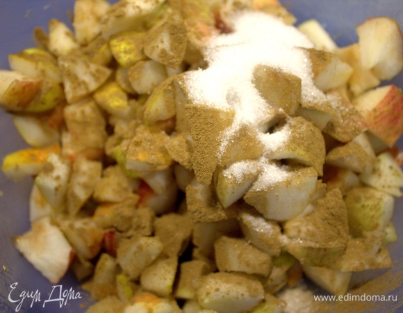 Яблоки и груши нарезать кусочками вместе с кожицей.