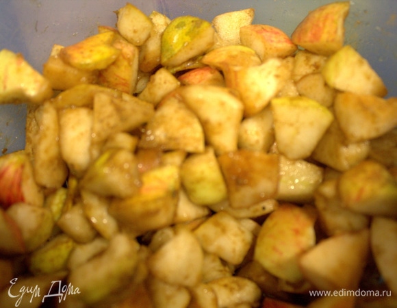 Смешать с корицей, сахаром и ванилью.