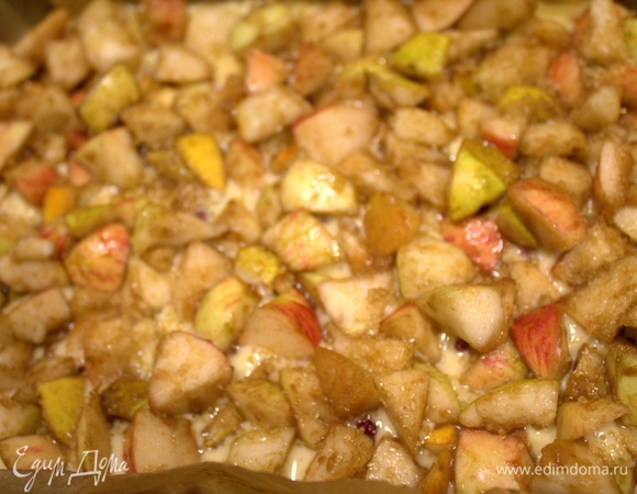 Сверху насыпать яблоки и груши.