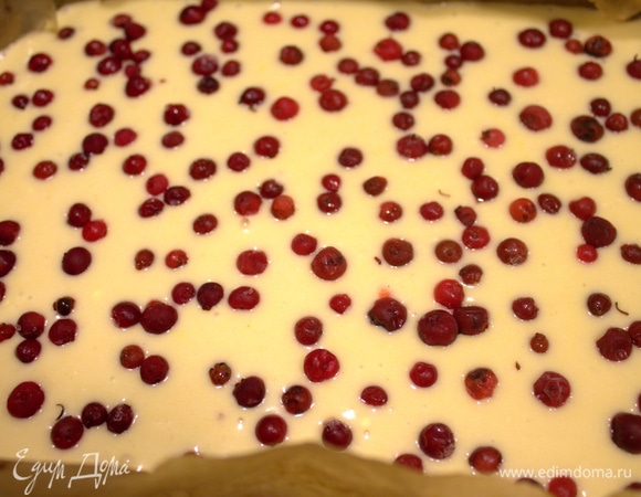 Тесто перелить в форму с пергаментом, насыпать ягоды по желанию.