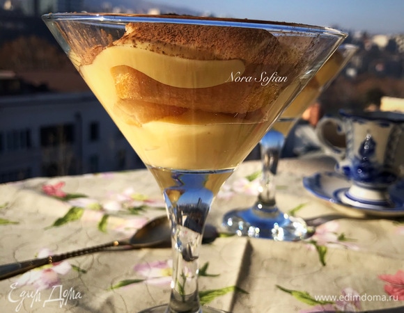 Десерт очень красиво смотрится в бокалах.