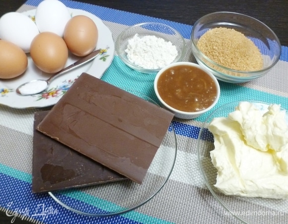 Подготовить все ингредиенты для торта. Шоколад нужен без добавок, лучше кулинарный. Форма у меня стеклянная, расширяющаяся к верху, диаметром по дну 18 см, по верху — 22 см.